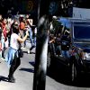 Fãs acompanham carros de Demi Lovato, no Rio de Janeiro