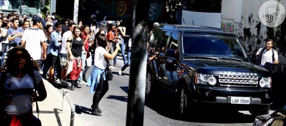 Fãs acompanham carros de Demi Lovato, no Rio de Janeiro