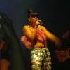 Lily Allen aparece com quilinhos a mais em show em Londres