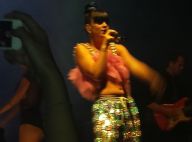 Cantora Lily Allen exibe quilinhos a mais durante apresentação em Londres