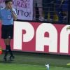 Daniel Alves come a banana arremessada por um torcedor durante uma partida de futebol com o Barcelona; jogador, vítima de racismo, recebeu apoio de brasileiros em redes sociais