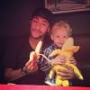 Daniel Alves ganha apoio de Neymar; jogador postou foto com o filho nas redes sociais com a hastag #somostodosmacacos