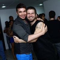 Netinho curte show de Saulo Fernandes e ganha abraço carinhoso do cantor