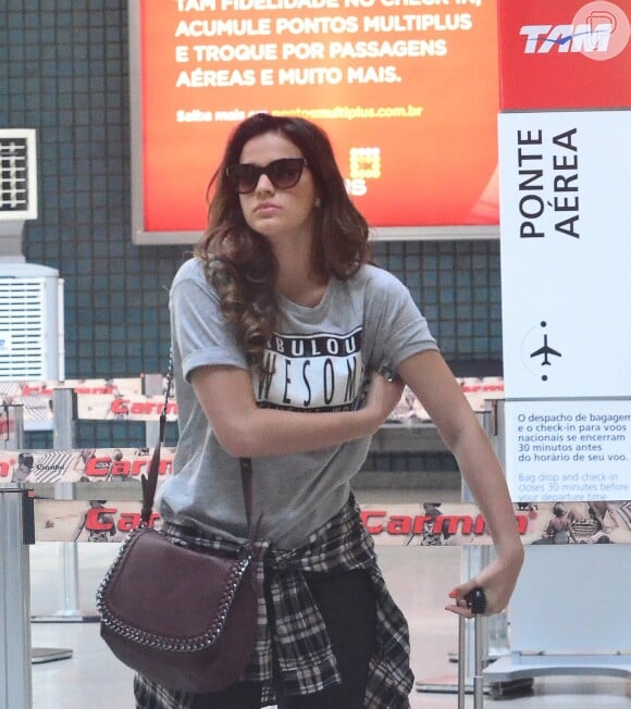 Bruna Marquezine embarca no aeroporto Santos Dumont, no Rio de Janeiro