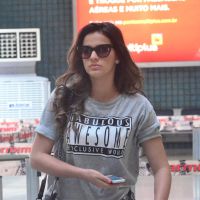 Bruna Marquezine embarca no Rio de Janeiro com óculos escuros e visual despojado