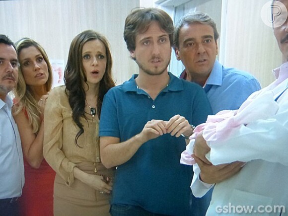 Marcelo (Igor Angelkorte) desmaia ao saber que é pai de quatro bebês, no último capítulo de 'Além do Horizonte'