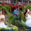 As noivas chegam de barco para a cerimônia, no último capítulo de 'Além do Horizonte'