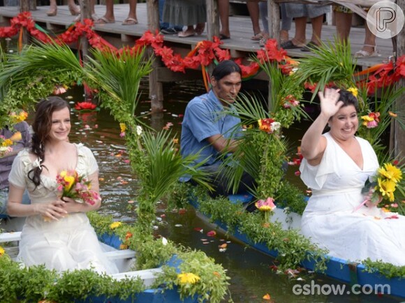 As noivas chegam de barco para a cerimônia, no último capítulo de 'Além do Horizonte'