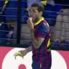 Em um jogo do Barcelona, Daniel Alves comeu a banana arremessada por um torcedor do time rival