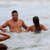 Ronaldo e Paula Morais se refrescam no mar do Leblon, no Rio