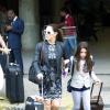 Claudia Raia desembarca com a filha no aeroporto do Rio