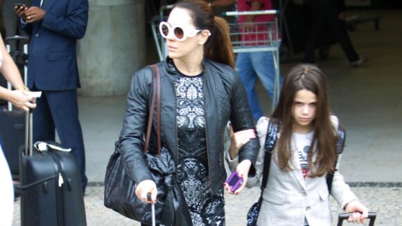 Claudia Raia desembarca acompanhada da filha em aeroporto do Rio