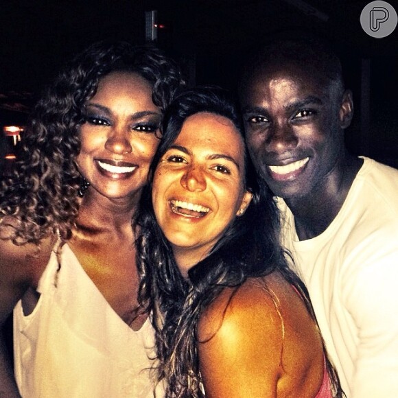 Cris Vianna posa com o namorado e a promoter Carol Sampaio na festa de 28 anos de Lela Gomes, no Clube Oficial dos Bombeiros