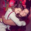 Fernanda Paes Leme abraça a aniversariante, Lela Gomes, na festa de aniversário da blogueira e repórter, nese sábado, 3 de maio de 2014