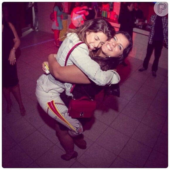 Fernanda Paes Leme abraça a aniversariante, Lela Gomes, na festa de aniversário da blogueira e repórter, nese sábado, 3 de maio de 2014