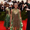  
A vencedora do Oscar, Lupita Nyong'o chamou a atenção pelo modelo bem inovador da Prada
 
