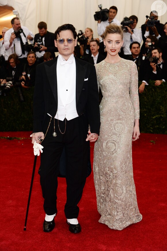 Acompanhado da atriz Amber Heard, Johnny Depp usou look da grife Ralph Lauren