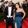 Ao lado de Kanye West, Kim Kardashian exibiu uma fenda profunda no seu longo tomara que caia da grife Lanvin