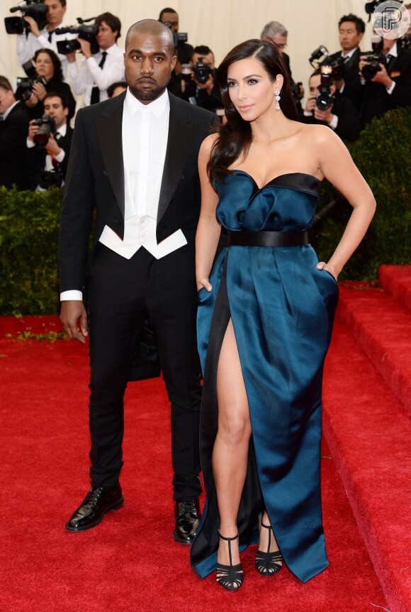 Ao lado de Kanye West, Kim Kardashian exibiu uma fenda profunda no seu longo tomara que caia da grife Lanvin