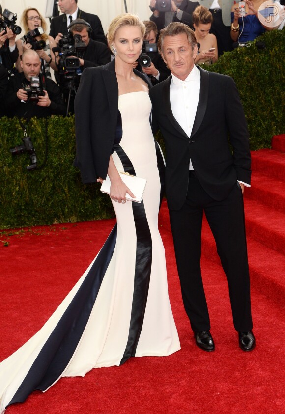 Charlize Theron também apostou na combinação clássica de cores em um modelito da Dior. Sean Penn a acompanhou no preto e branco