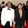 Beyoncé ousou no decote do vestido preto da Givenchy que escolheu para a noite. A cantora chegou com o marido, o rapper Jay-Z