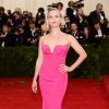 Reese Witherspoon exaltou a boa forma com um longo tomara que caia Stella McCartney