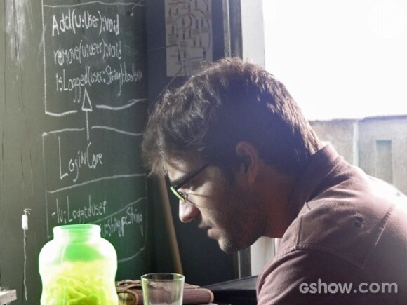 Davi (Humberto Carrão) coloca um vírus no computador de Jonas (Murilo Benício), em 12 de maio de 2014, em 'Geração Brasil'
