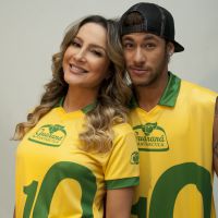 Neymar posa com Claudia Leitte em Barcelona para campanha da Copa do Mundo