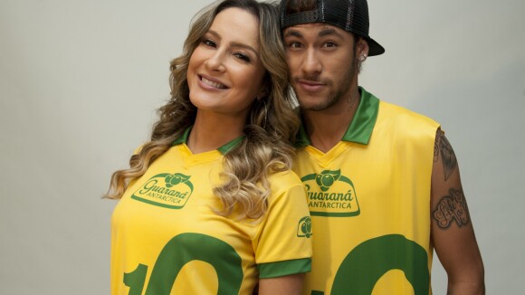 Neymar posa com Claudia Leitte em Barcelona para campanha da Copa do Mundo