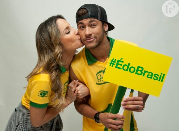 Claudia Leitte beija Neymar em ensaio para a Copa do Mundo