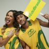 Claudia Leitte e Neymar fazem caretas em ensaio para a Copa do Mundo