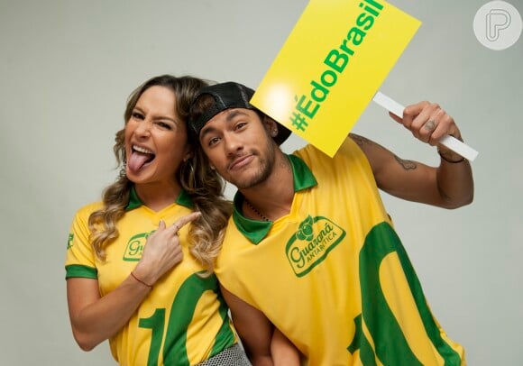 Claudia Leitte e Neymar fazem caretas em ensaio para a Copa do Mundo