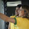 Claudia Leitte faz selfie com Neymar em clima de Copa do Mundo