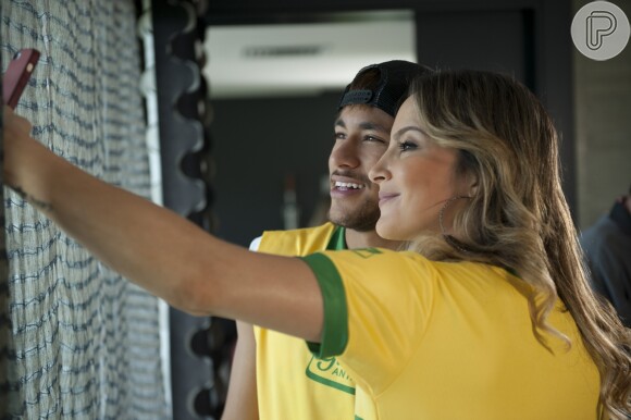 Claudia Leitte faz selfie com Neymar em clima de Copa do Mundo