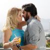 Pamela (Cláudia Abreu) não resiste à caipirinha de maracujá e ao beijo de Herval (Ricardo Tozzi) em 'Geração Brasil'