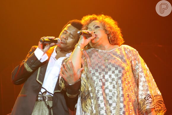 Jair Rodrigues canta com Alcione durante show