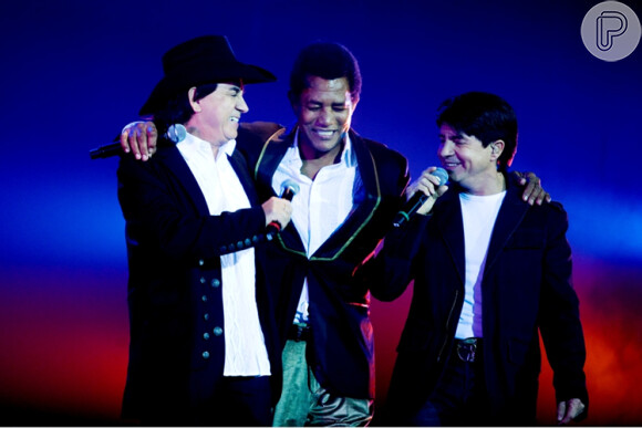 Jair Rodrigues posa com Chitãozinho e Xororó durante show