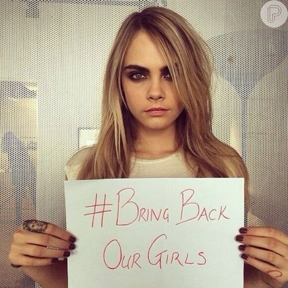 Cara Delevingne posta foto com cartaz escrito '#BringBackOurGirls'