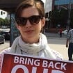 Anne Hathaway participa de campanha contra sequestro de jovens na Nigéria