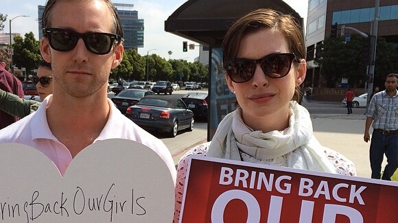 Anne Hathaway participa de campanha contra sequestro de jovens na Nigéria