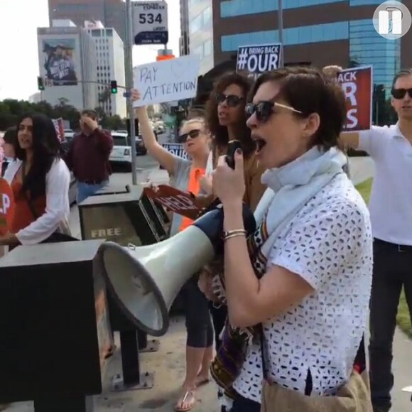 Anne Hathaway grita palavras de ordem durante protesto