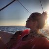 Alinne Moraes posta selfie em barco aos 5 meses de gestação. A atriz não costumava compartilhar fotos da barriga de grávida