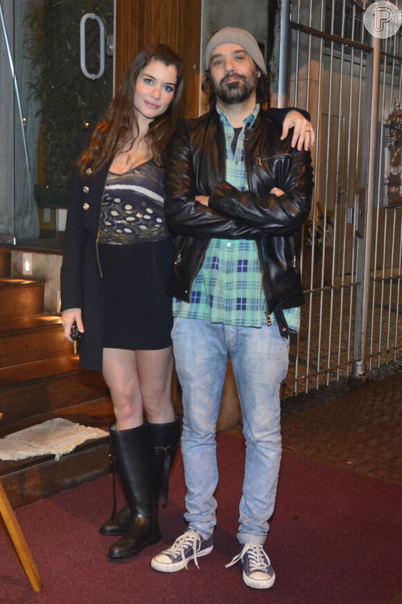 Alinne Moraes posa com Mauro Lima no dia do aniversário do cineasta. Com roupa justa, a atriz escondeu a barriga de grávida