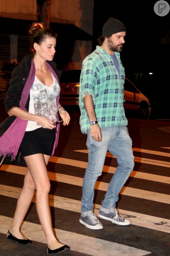 Na foto, Alinne Moraes passeia pelo Rio de Janeiro com o namorado, Mauro Lima, aos dois meses de gestação