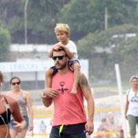 Rodrigo Hilbert curte o domingo na praia ao lado dos filhos