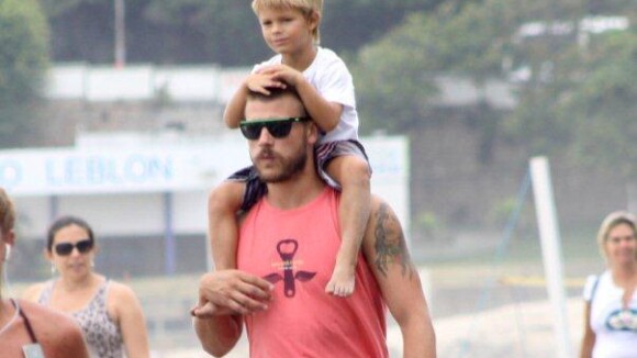 Rodrigo Hilbert curte o domingo na praia ao lado dos filhos