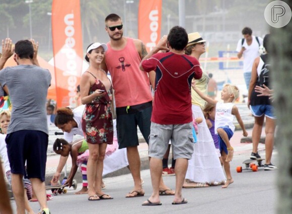 No passeio, Rodrigo Hilbert deixou os filhos para dar atenção aos fãs