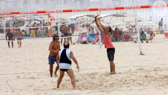 Sem a companhia de Fernanda Lima, Rodrigo Hilbert jogou vôlei de praia