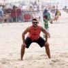 Rodrigo Hilbert no meio de uma partida de vôlei de praia, no Leblon