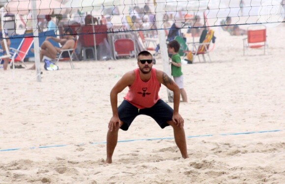 Rodrigo Hilbert no meio de uma partida de vôlei de praia, no Leblon